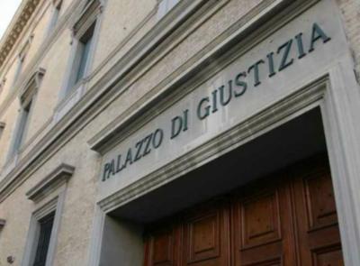 Ancona, imbrattato il tribunale nel giorno del G7 salute: 5 attivisti portati in Questura