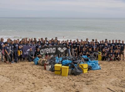 Arena, il team building si crea in spiaggia: quasi 100 dipendenti ripuliscono la costa di Sirolo