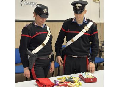 Monte San Giusto, in fuga dai carabinieri lancia lo zaino con la droga contro un militare: arrestato 20enne