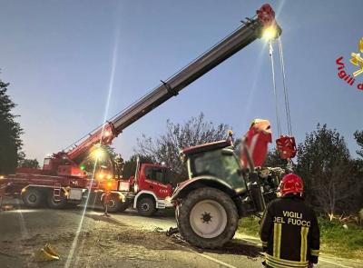 Trattore si sfrena, scivola lungo la vigna e piomba sulla carreggiata: paura lungo la provinciale