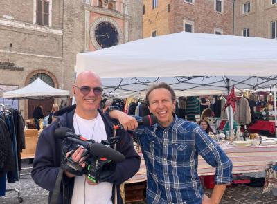 "Striscia lo Striscione" a Macerata: Cristiano Militello intervista i cittadini per la sua rubrica