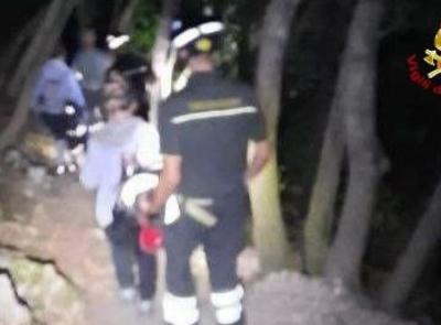 San Severino, col buio smarriscono il sentiero: famiglia soccorsa dai vigili del fuoco