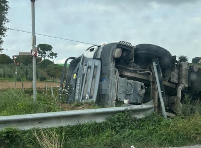 Montelupone, camion si ribalta alla rotatoria e finisce in un campo