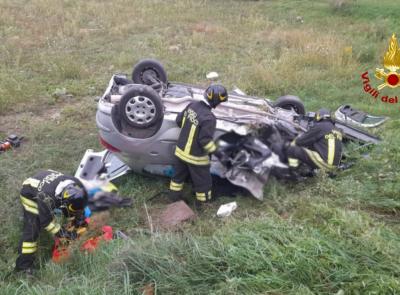 Schianto lungo la provinciale, un'auto finisce fuori strada e si ribalta: due feriti