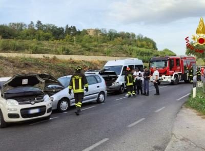 Macerata, tamponamento a catena coinvolge due auto e un furgone: un ferito a Torrette in eliambulanza (FOTO)