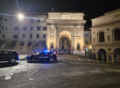 Macerata, pagano con il bancomat rubato a un libero professionista: denunciati due operai