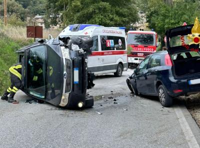 Fiastra, scontro frontale tra due auto: strada chiusa al traffico, due feriti in ospedale