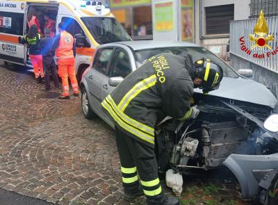 Auto finisce fuori strada: mamma e due bambini finiscono all'ospedale