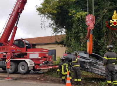 Perde il controllo dell'auto e finisce nel fossato: volo di oltre 5 metri (FOTO)