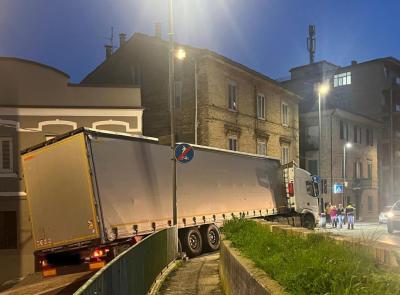 Macerata, camion contromano lungo le mura: la salita di Borgo San Giuliano colpisce ancora (FOTO e VIDEO)