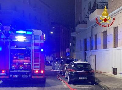 Scoppia incendio in un appartamento al secondo piano: inquilino si getta dalla finestra