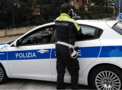 Macerata, lite in strada tra due automobilisti: agente interviene per separarli e si becca un pugno