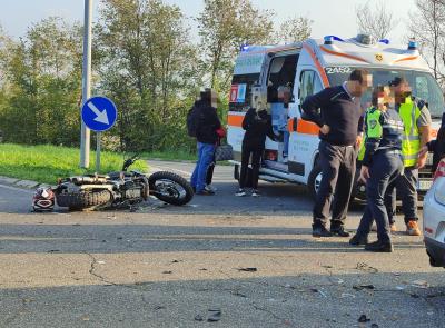 Recanati, scontro all'incrocio tra auto e moto: un 27enne a Torrette in eliambulanza (FOTO)