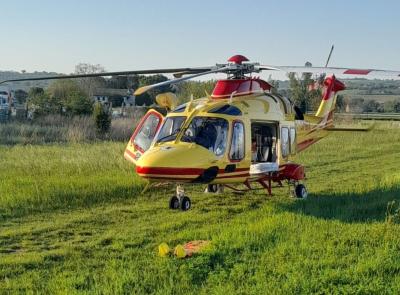 Pollenza, cade con lo scooter: uomo trasferito d'urgenza a Torrette