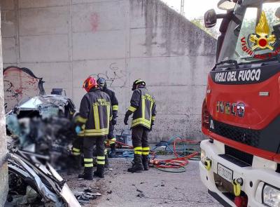 Incidente choc, auto contro pilone di un cavalcavia ferroviario: muore l'uomo alla guida