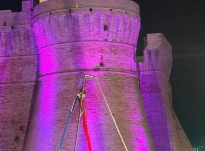 Urbisaglia, la Rocca si illumina di viola per Halloween: successo per l'evento