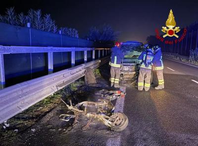 Tremendo scontro tra auto e scooter, mezzi in fiamme dopo lo schianto: perde la vita un 58enne