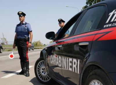 Inveisce contro gli avventori di un bar poi aggredisce i carabinieri: arrestato 20enne