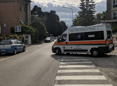 Civitanova - Ragazza di 20 anni semina il caos: calci e pugni ai poliziotti, poi in ospedale morde un medico