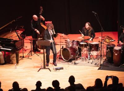 Tolentino Jazz in grande stile: Benito Gonzalez e la sua band scatenano il Politeama con una performance travolgente