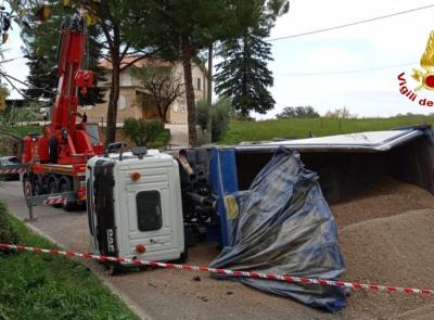 Tolentino, camion si ribalta lungo la Provinciale: strada chiusa al traffico