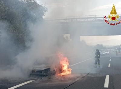 Auto a fuoco in autostrada: momenti di paura lungo l'A14 (FOTO)