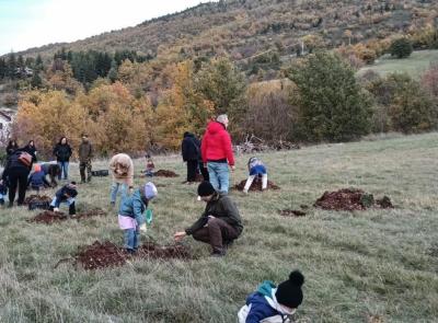 Fiastra, gli alunni piantano 40 alberi: grazie a un'app potranno monitorarne la crescita