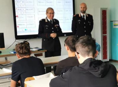 Dalla Costituzione al bullismo, i carabinieri salgono in cattedra nelle scuole del Maceratese