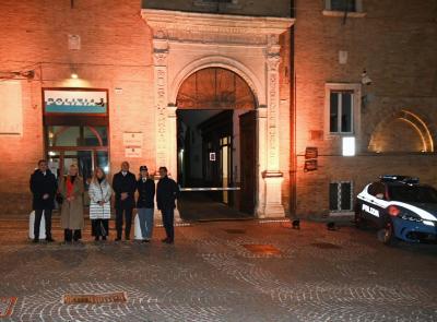 Macerata si illumina di arancione contro la violenza sulle donne: la Questura aderisce all'iniziativa