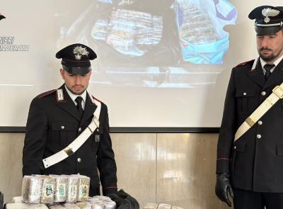 Blitz in un appartamento: sequestrati oltre 30 kg di droga, in manette un uomo e una donna