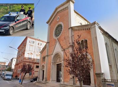 Macerata, scippata della borsa mentre prega in chiesa: un fedele insegue il ladro e lo blocca