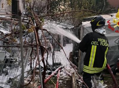 Rogo in un annesso agricolo: edificio adiacente evacuato per fumo