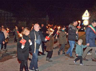 Pieve Torina, successo per la fiaccolata contro la violenza sulle donne