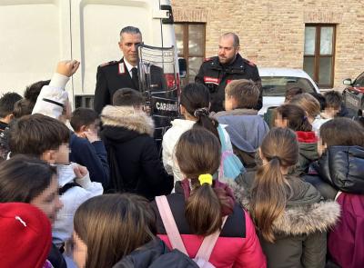 Macerata, visita alla caserma dei carabinieri: gli alunni del "Fermi" scoprono il mondo delle forze dell'ordine