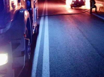 Camerino, auto inghiottita dalle fiamme: paura per il conducente