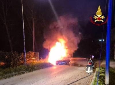 Camerino, auto inghiottita dalle fiamme: paura per il conducente