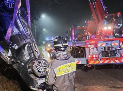 San Severino, esce di strada e finisce con l'auto giù dal ponte: pauroso incidente nella notte (FOTO)