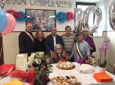 Recanati, compleanno speciale per Filomena Marconi: la storica bidella compie 100 anni