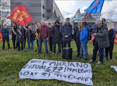 Crisi Beko, anche Acquaroli alla manifestazione dei lavoratori: "Il piano della proprietà è inaccettabile"