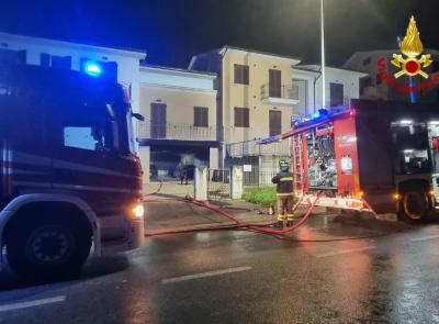 Montelupone, auto in fiamme in un garage: evacuata palazzina