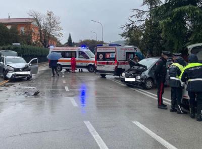 Tolentino, frontale tra due auto in via Nazionale: un uomo e una donna traportati all'ospedale (FOTO)