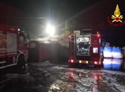 Montecassiano, incendio nel parcheggio di una ditta: sul posto tre squadre dei vigili del fuoco