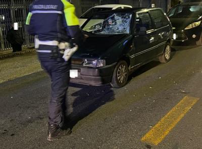 Macerata, donna travolta da un'auto mentre attraversa: trasportata d'urgenza a Torrette