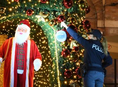 Macerata, la Polizia di Stato contribuisce all'Albero di Natale con un messaggio di vicinanza