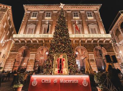 “Miglior albero di Natale”, anche Macerata partecipa al contest di Dubbing Marche. Come votare