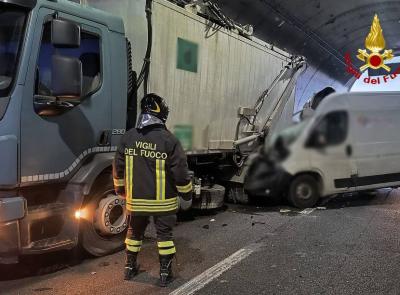 Tamponamento tra furgone e camion in A14: il traffico va in tilt, code chilometriche