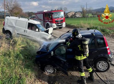 Scontro con un furgone, un'auto prende fuoco: tre feriti in ospedale