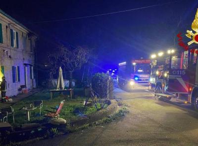 Incendio coinvolge due piani di un'abitazione: una persona ustionata