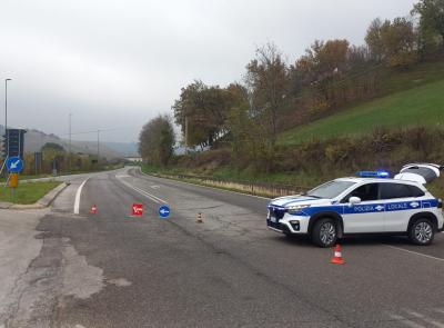 Incidente tra auto e camion: strada chiusa tra San Severino e Tolentino, un uomo in ospedale