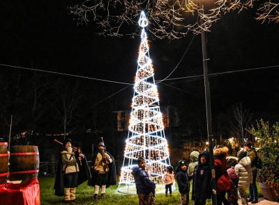 Valfornace accende l'albero di Natale tra cioccolata calda e vin brulé: è in gara tra i più belli delle Marche